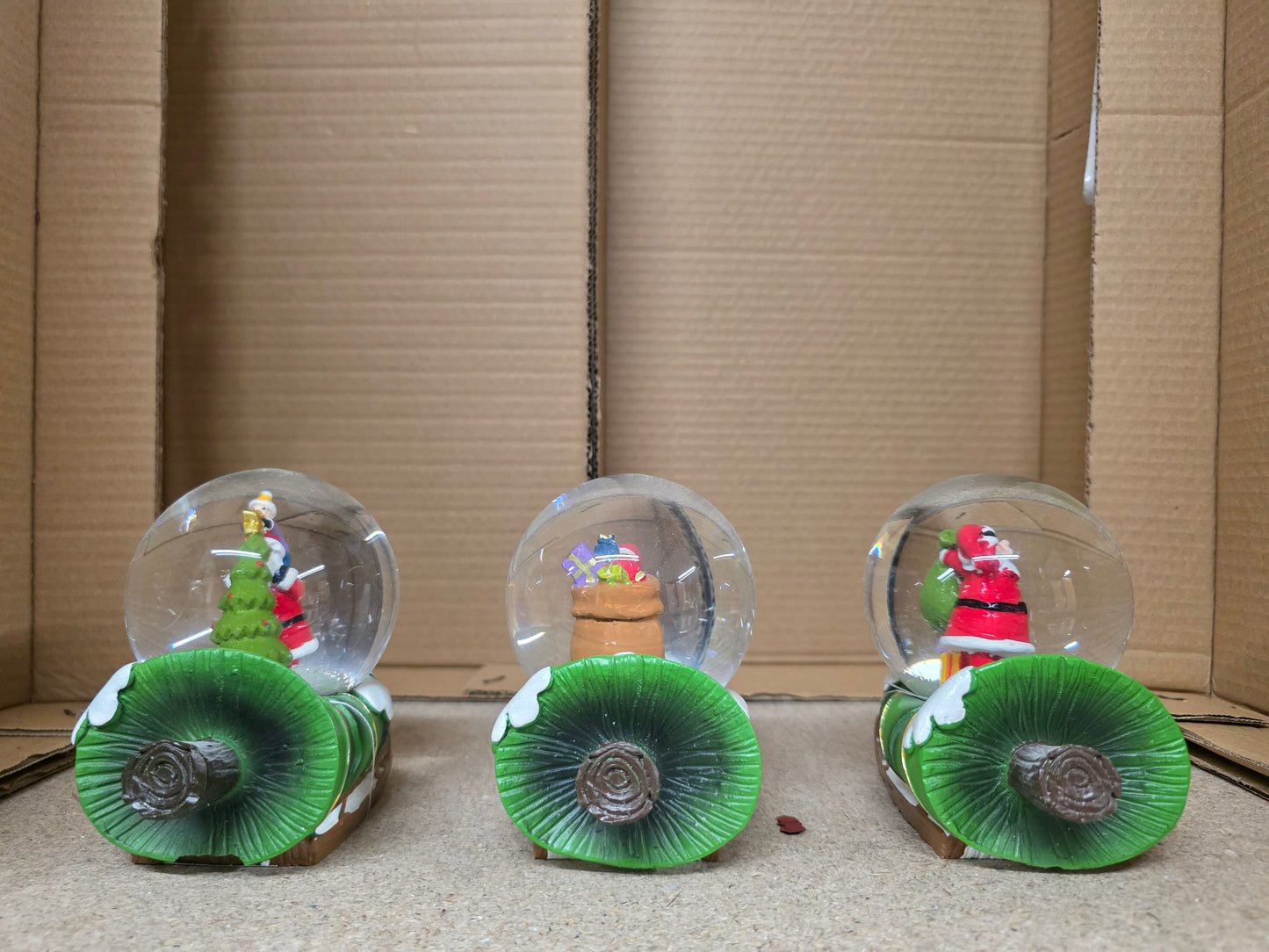 Snow Globe Santa X3 Assort 12cm