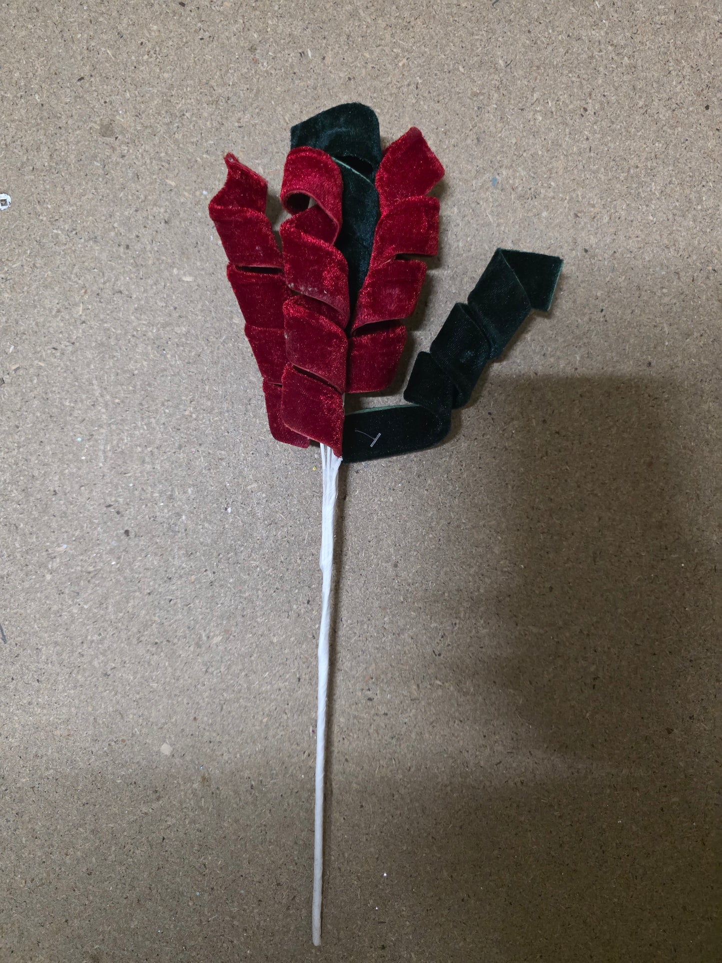 Velvet Curl Spray Green Red 47cm