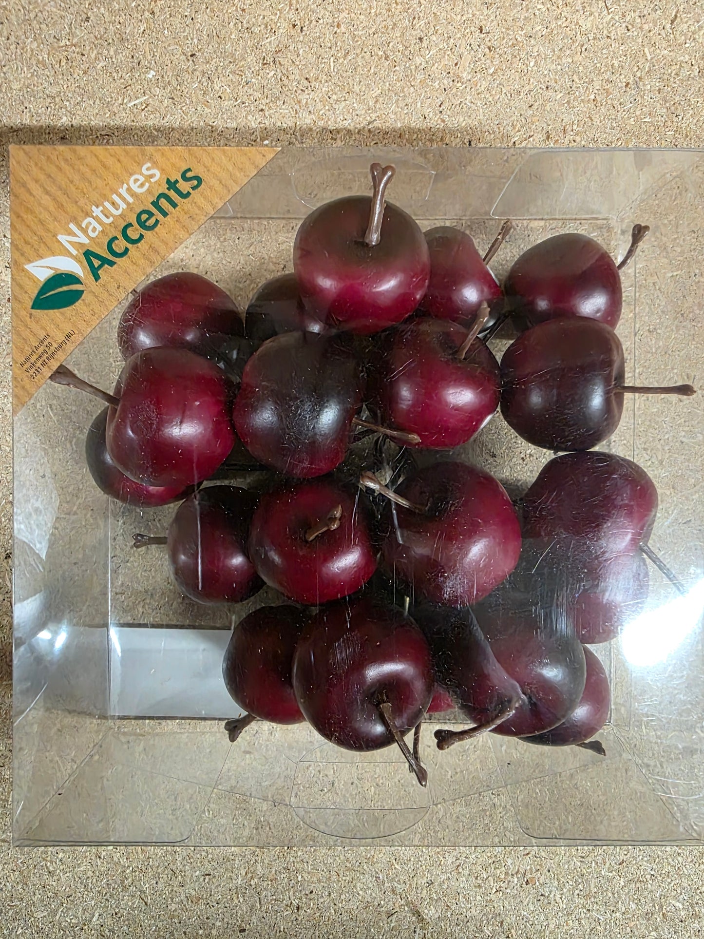 Apples On Wire Red X20