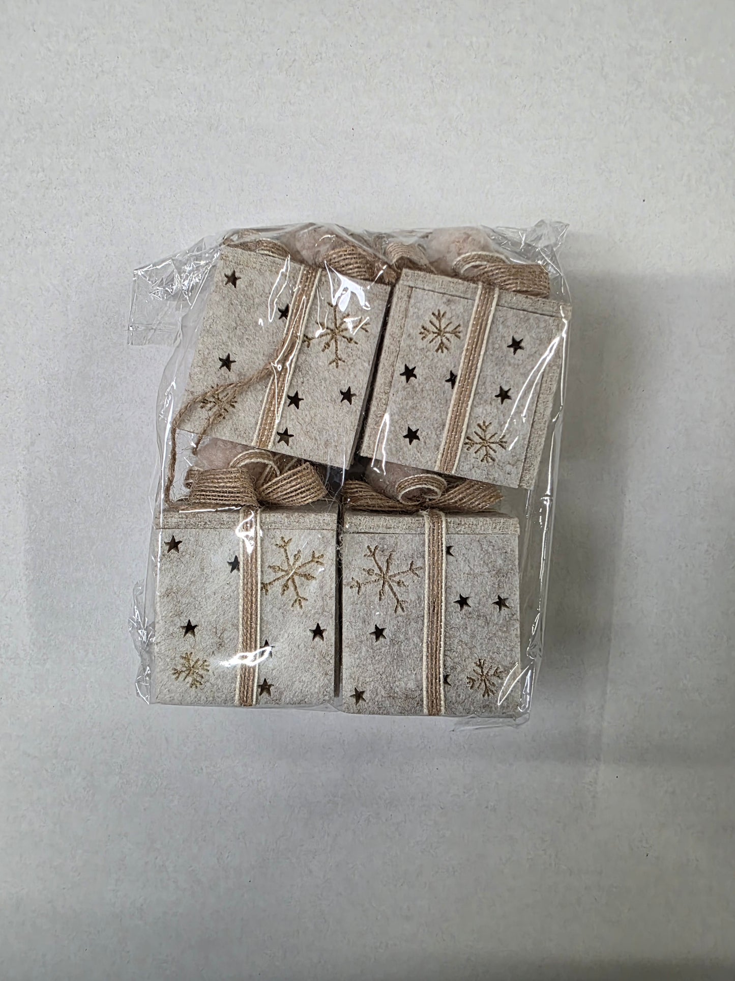 Felt Hanging Gift Cream 9x6cm X4