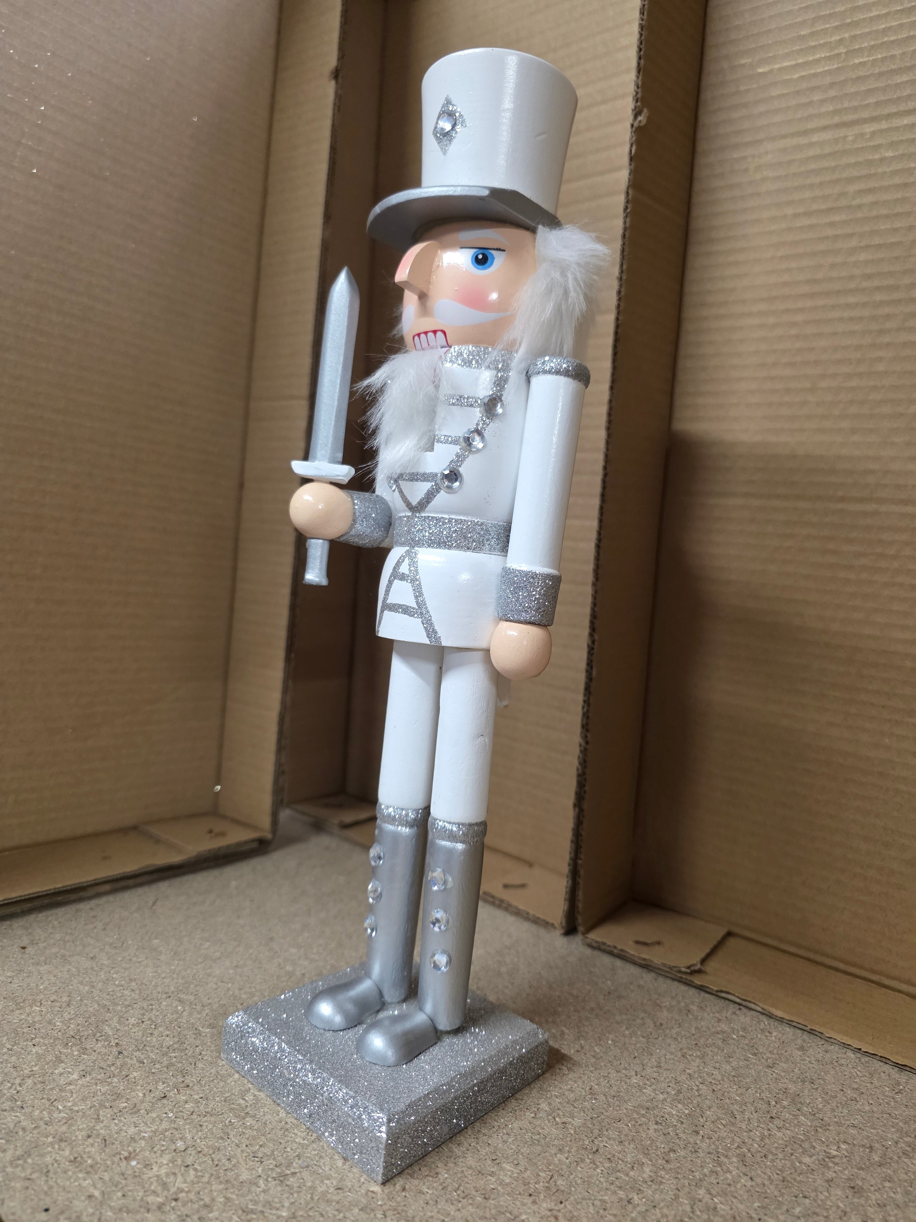 Nutcracker White Silver 38cm (ANY 1)