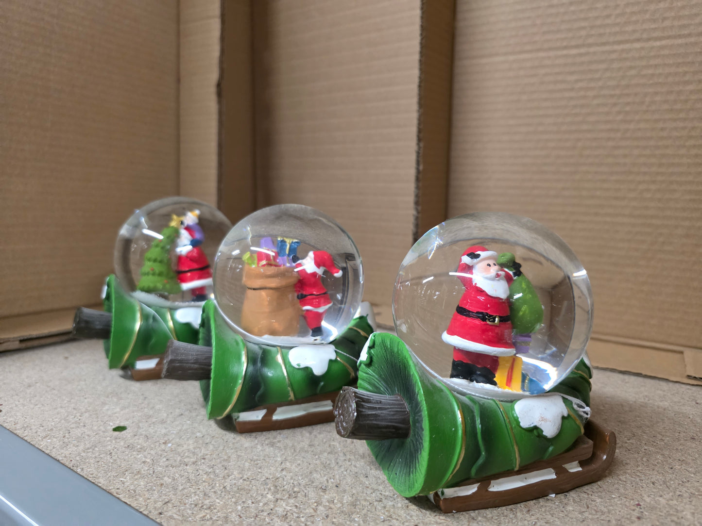 Snow Globe Santa X3 Assort 12cm
