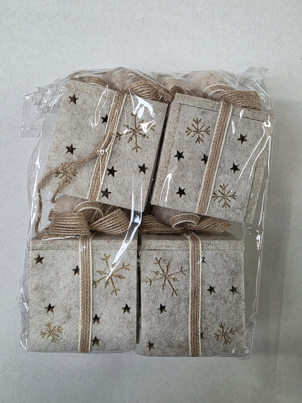 Felt Hanging Gift Cream 9x6cm X4