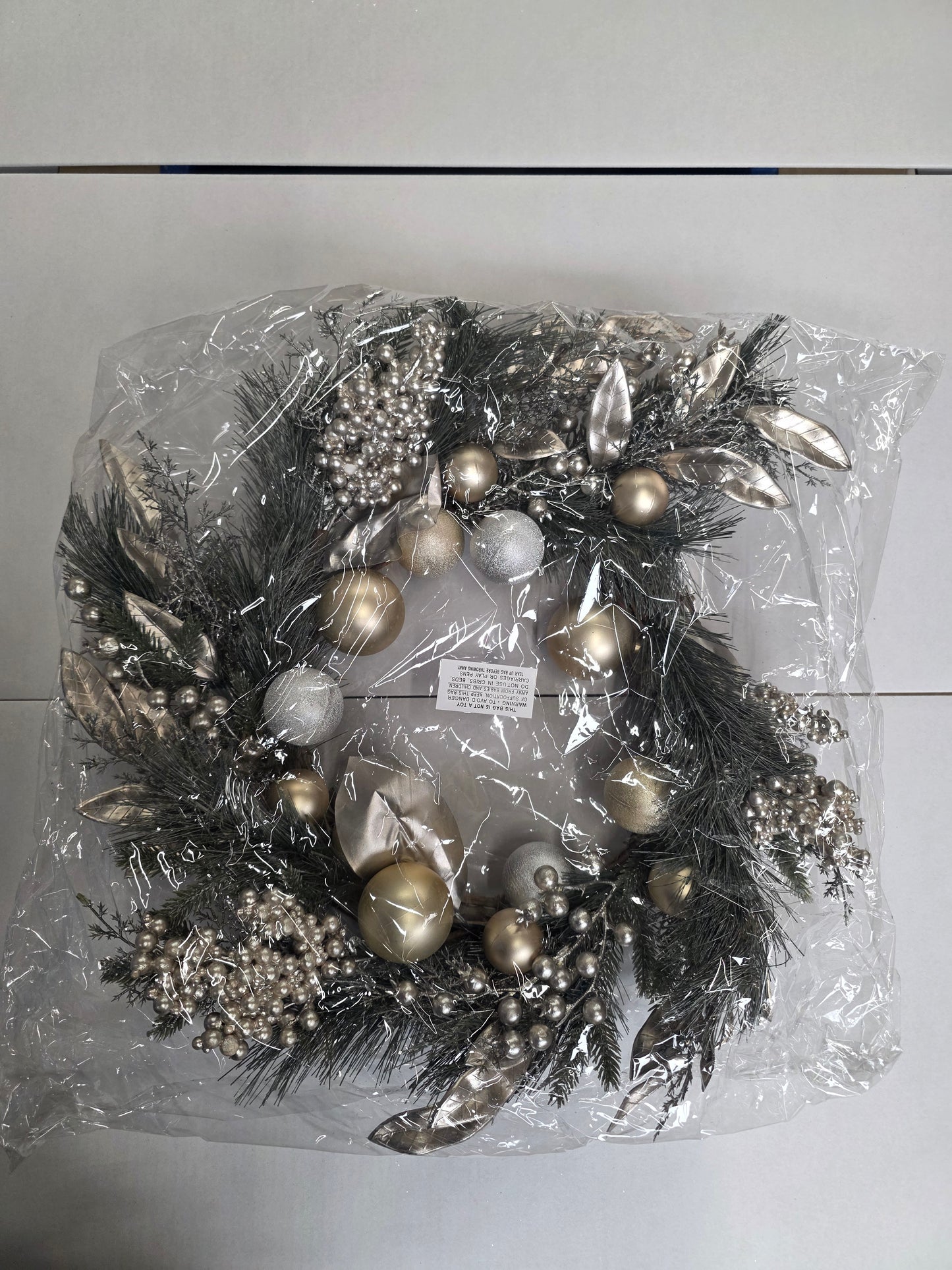 Wreath Gold/champagne Bauble & Berry 61cm