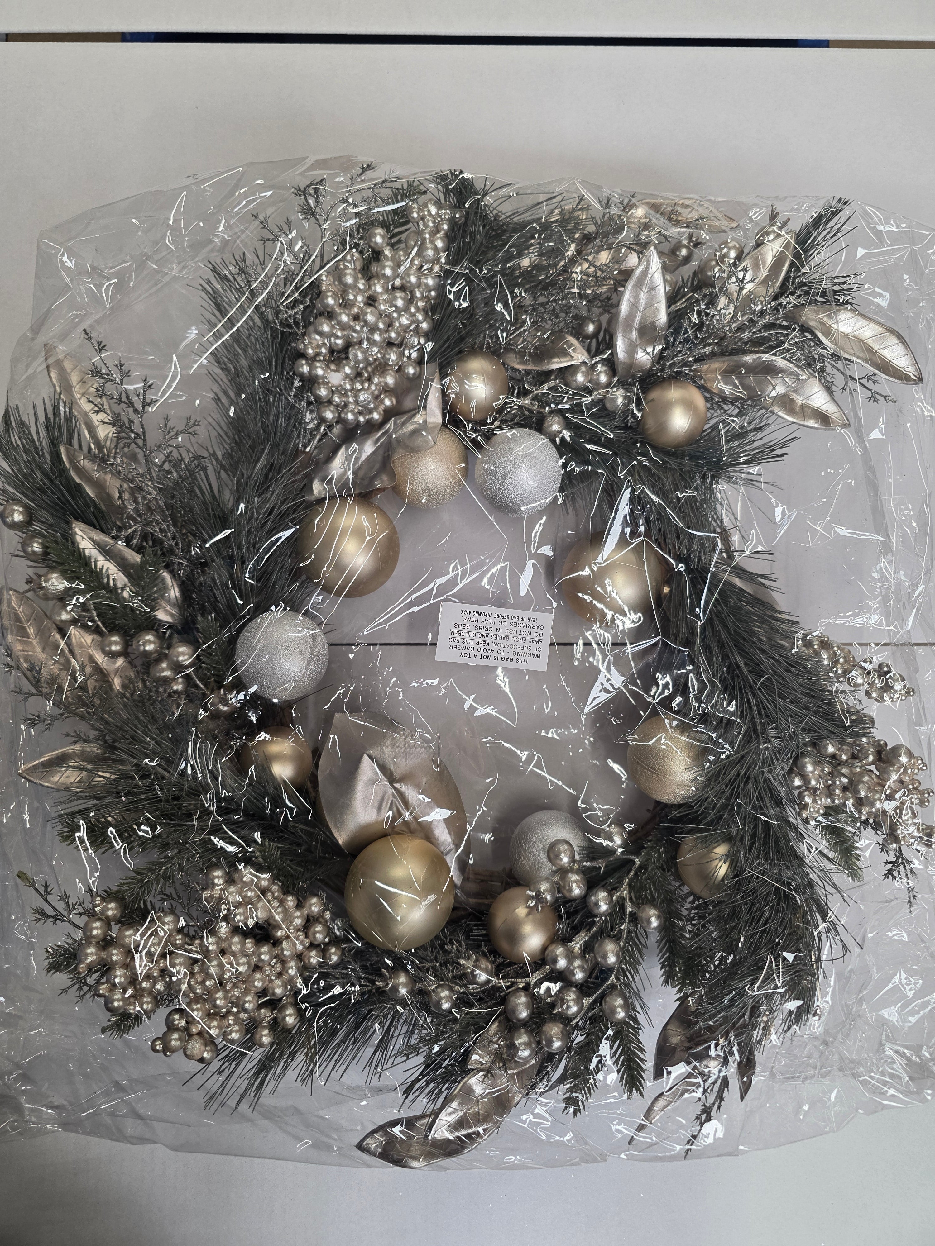 Wreath Gold/champagne Bauble & Berry 61cm