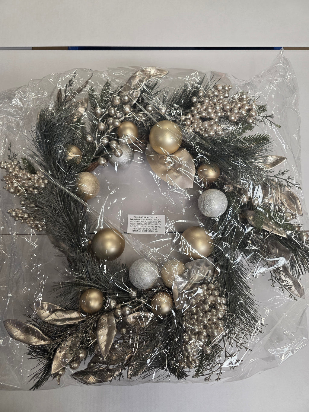 Wreath Gold/champagne Bauble & Berry 61cm
