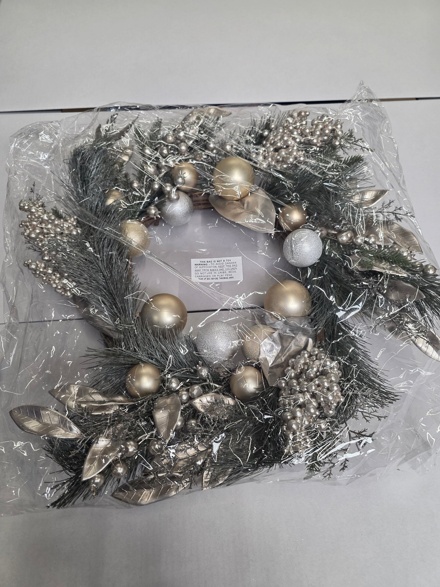 Wreath Gold/champagne Bauble & Berry 61cm