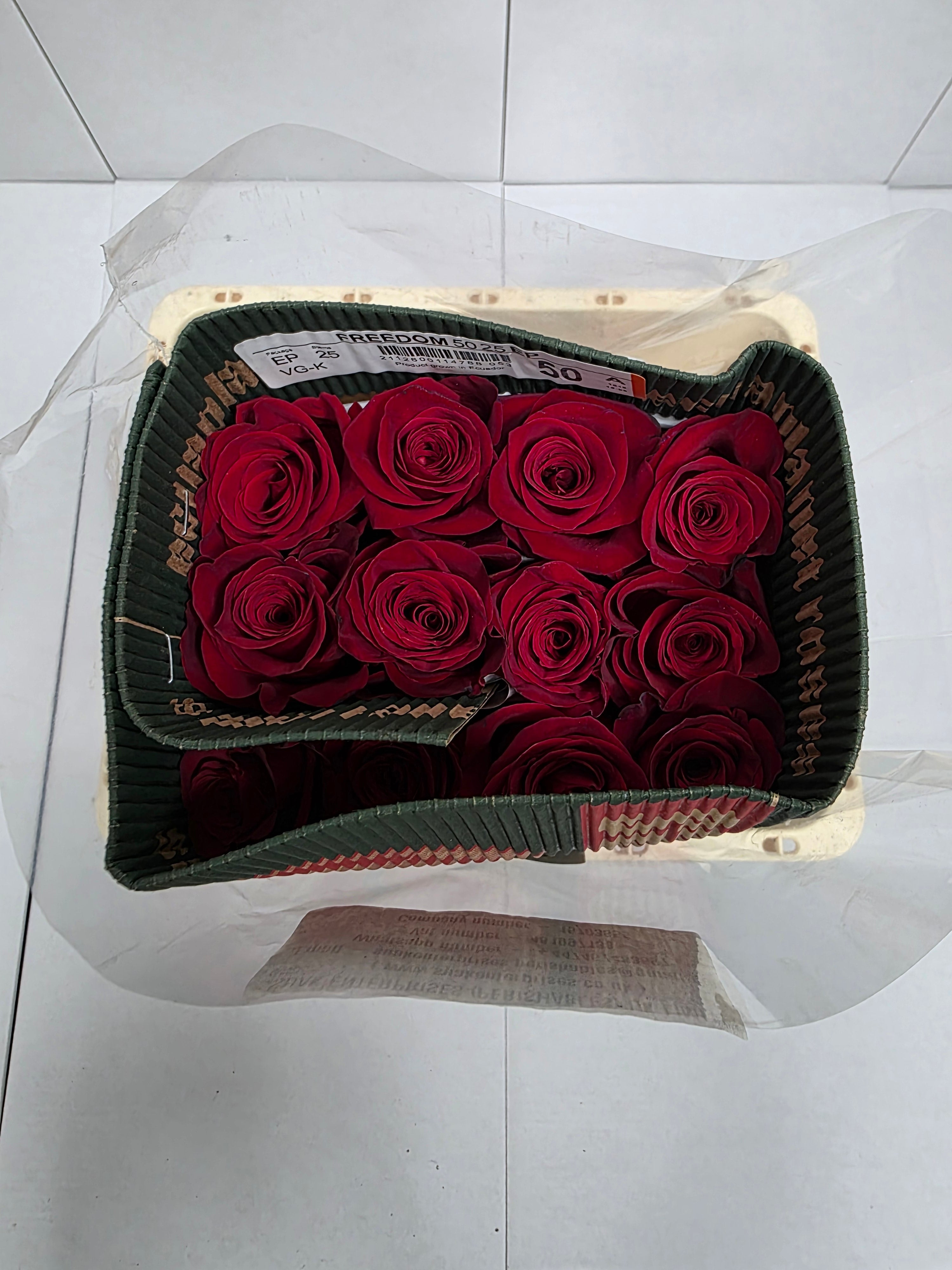 Farm Fresh Rosa Ecuadorian Gr Freedom 40cm (Bunch of 25 stems, Length ,40cm)